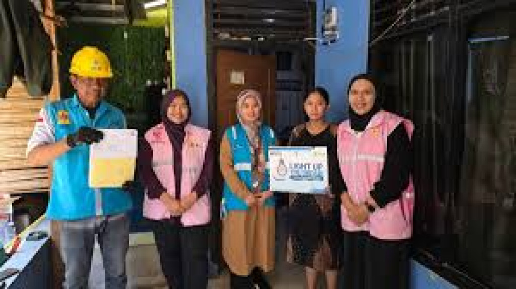 PLN UP3 Bekasi Hadirkan Listrik Mandiri untuk Warga Medan Satria Lewat Program LUTD