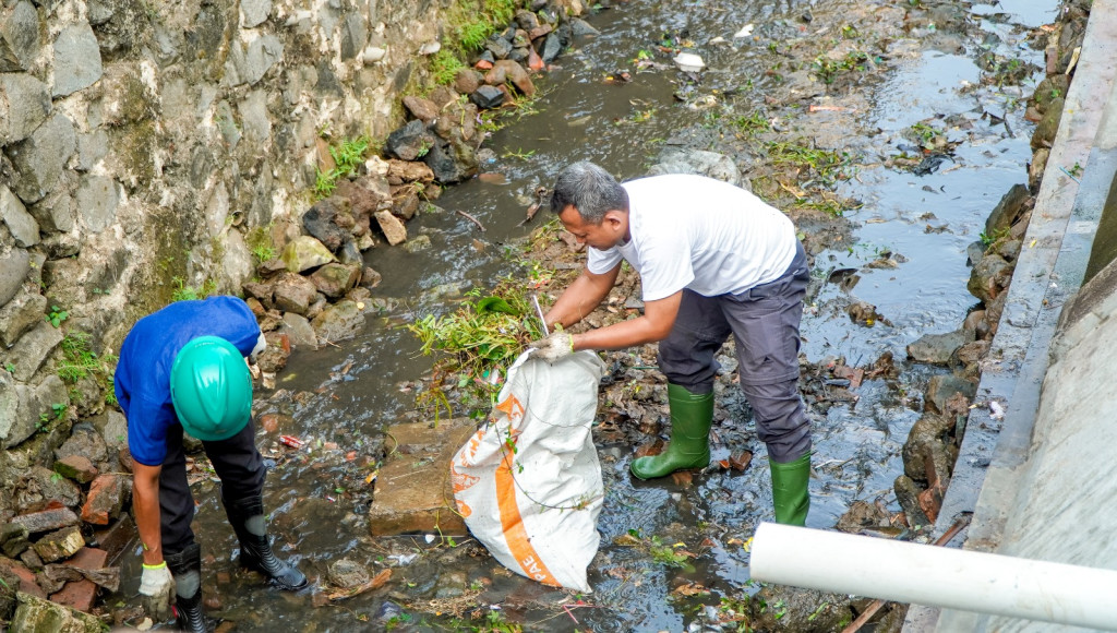 PLN UP3 Purwakarta dan Kelurahan Nagri Tengah Aksi Bersih Sungai Ci Harahas