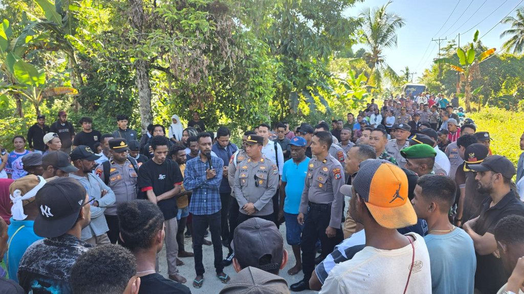 Polres Fakfak Buka Blokade Jalan Fakfak–Bandara Siboru Lewat Pendekatan Humanis