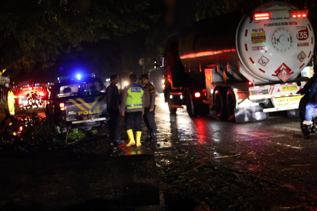 Polres Langkat Gerak Cepat Evakuasi Pohon Tumbang dan Urai Kemacetan Arus Lalu Lintas