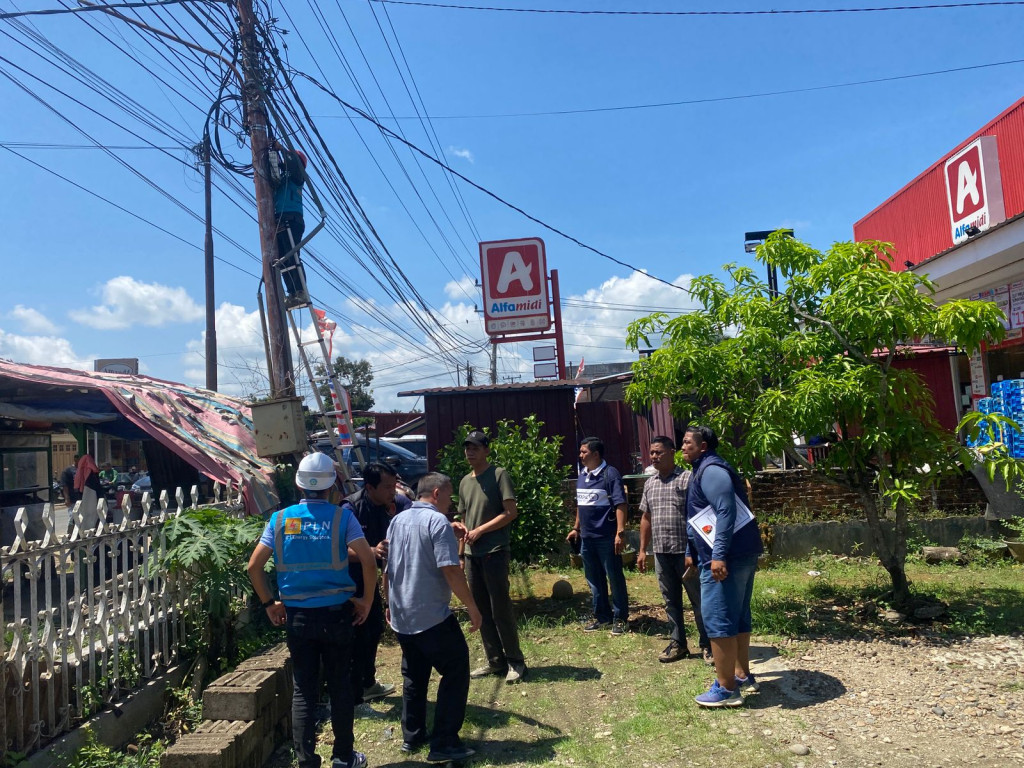 Polres Palas Dampingi ICON Plus Pasang Label Peringatan di Tiang PLN dalam Penertiban Jaringan Ilegal