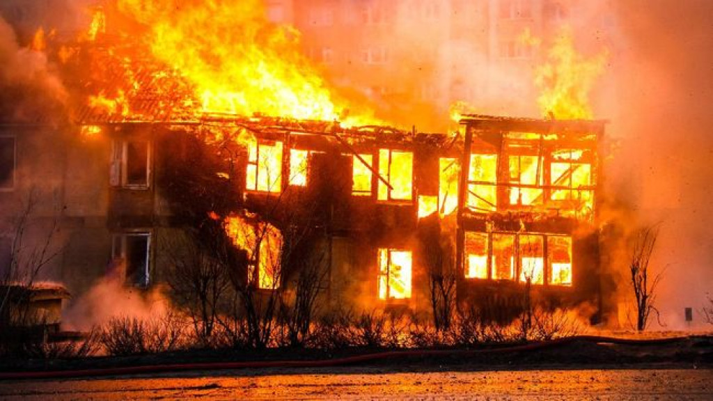 Puluhan Petugas Berjibaku Padamkan Kebakaran di Sekolah Tokyo