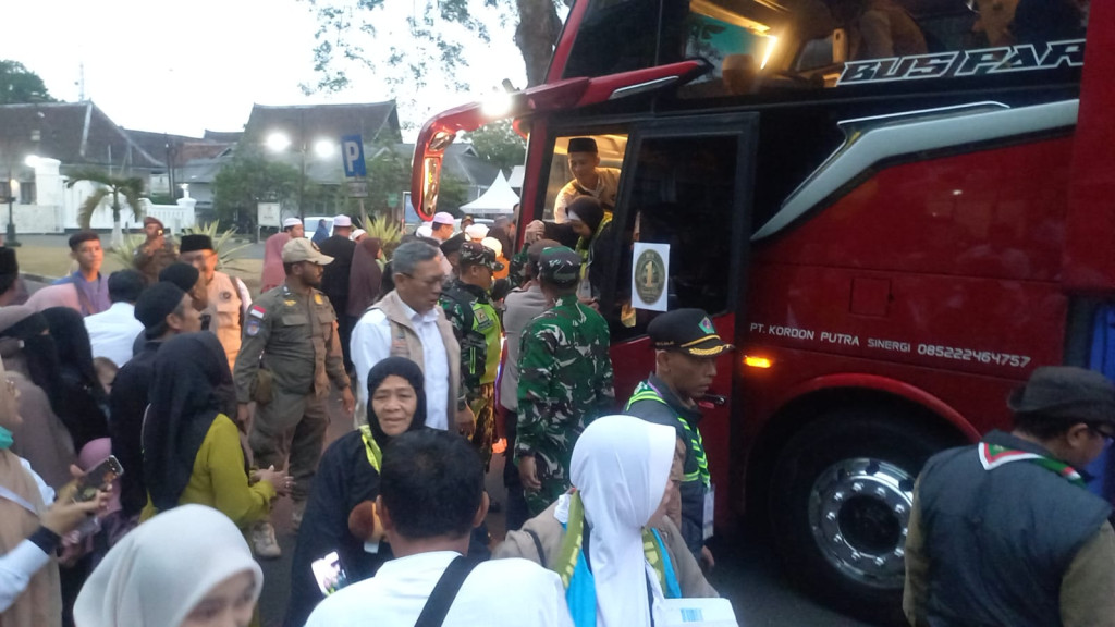 Ratusan Keluarga Sambut Haru Kepulangan Jemaah Haji Sumedang di Gedung Negara