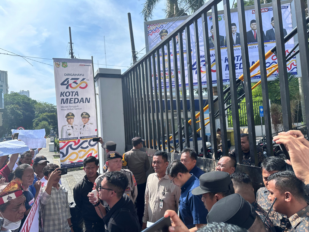 Ratusan Massa Demo di DPRD Medan Soroti Dugaan Bangunan Tanpa PBG