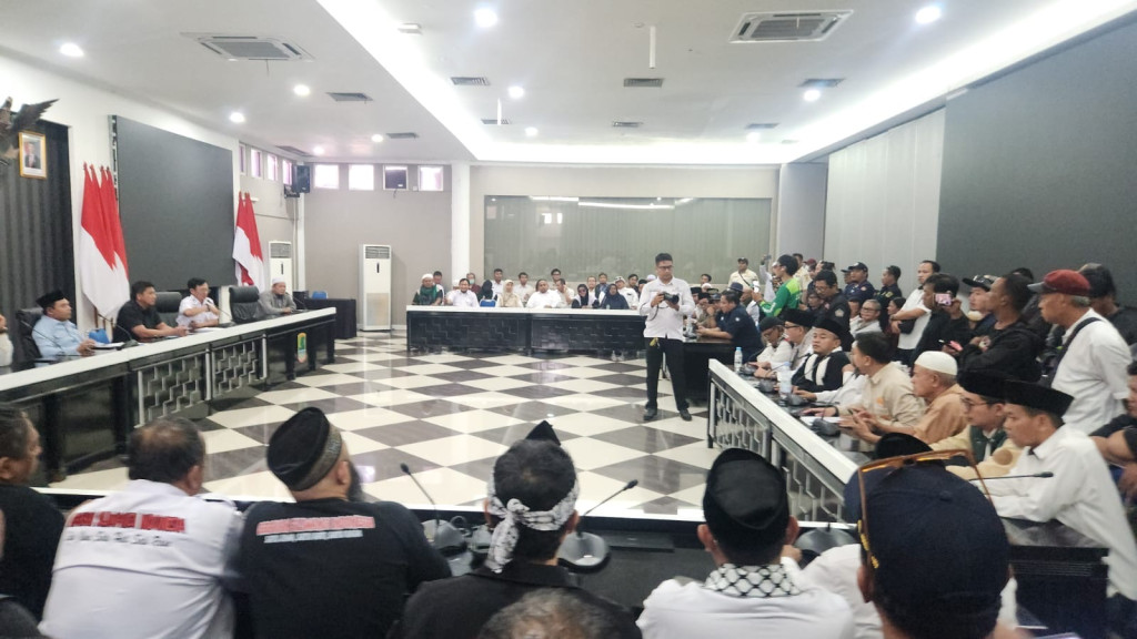 Ratusan Ormas Islam, Ulama dan Tokoh Masyarakat Kepung Gedung DPRD Karawang, Desak Theatre Night Mart Ditutup Permanen