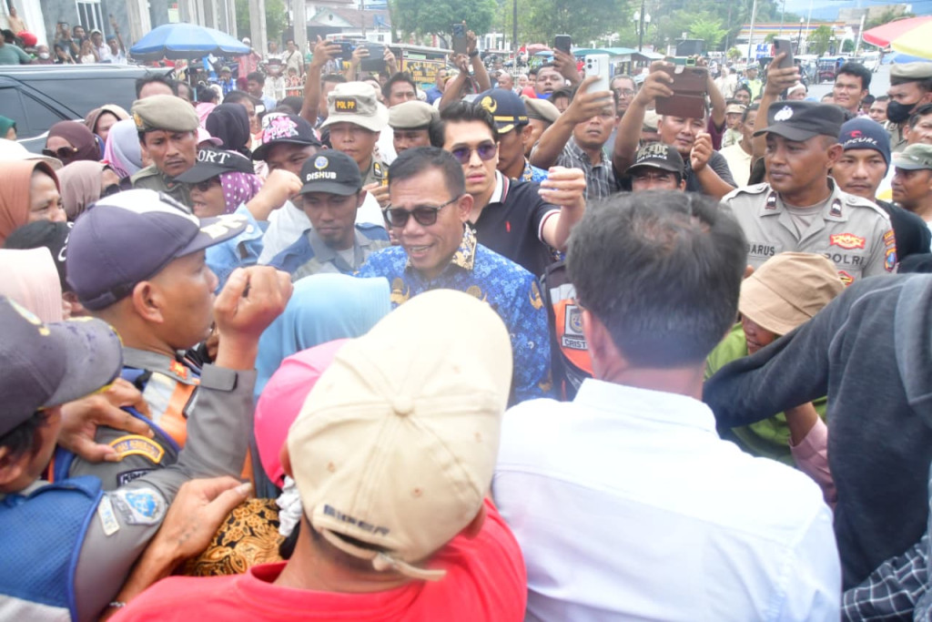Ratusan Warga Gelar Aksi, Bupati Tapteng Minta Maaf