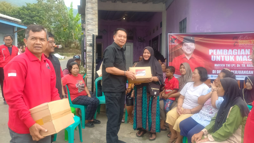 Ratusan Warga Sumedang Terima Bantuan Sembako, TB Hasanuddin Sosialisasikan Program Beasiswa bagi Anak dari Keluarga Kurang Mampu