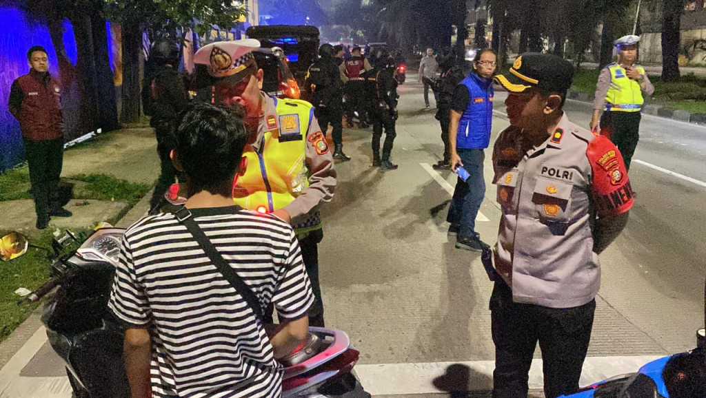 Razia Kejahatan Jalanan di Tubagus Angke, Polisi Temukan Sajam jenis Golok dari Seorang Pengendara