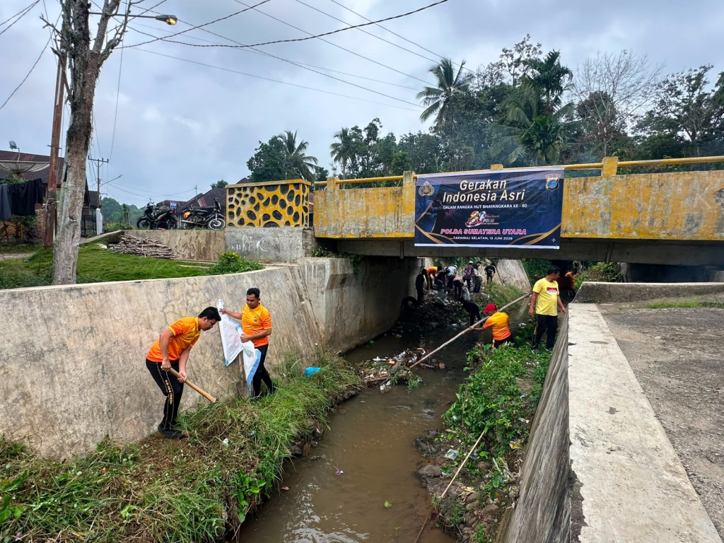 Sambut Hari Bhayangkara ke-80, Polres Tapsel Bersihkan Jembatan dan Perkuat Semangat Gotong Royong