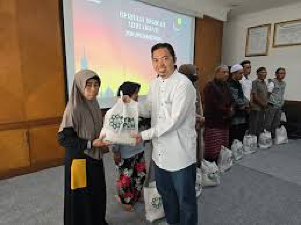 Sambut Muharram 1448 H, PLN UP3 Sumedang dan YBM Salurkan Bantuan Sembako bagi Masyarakat