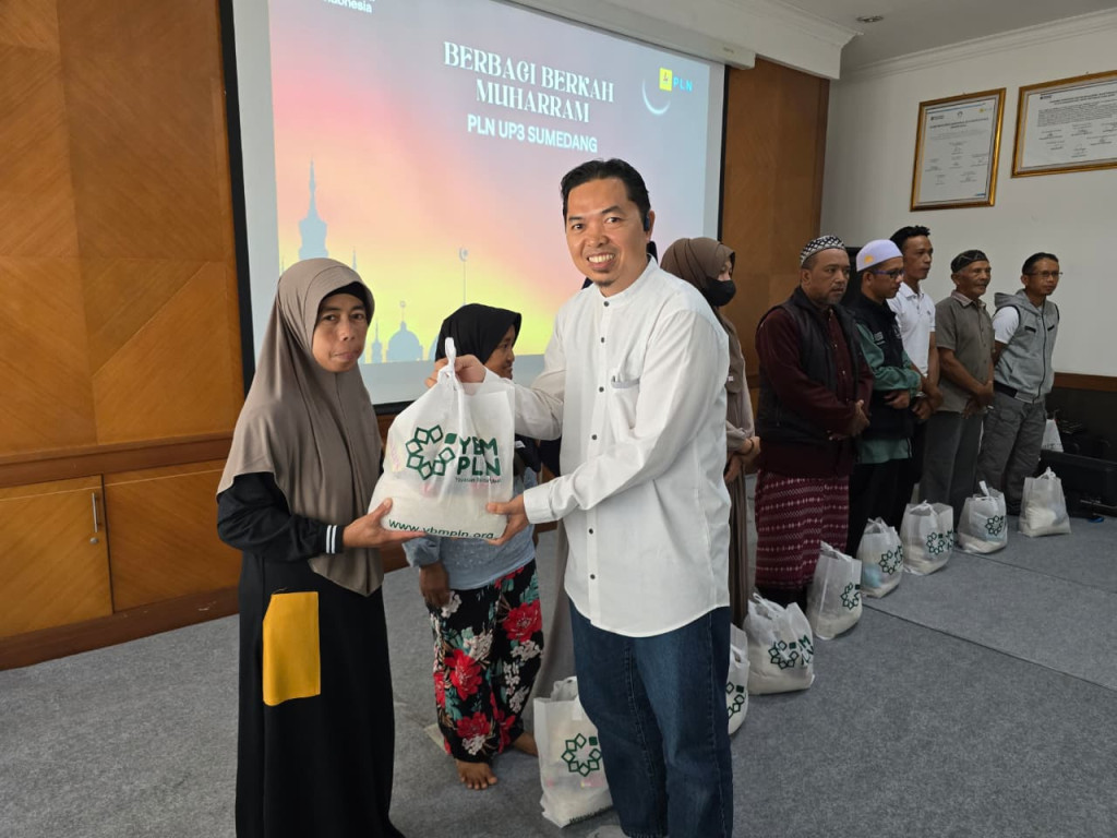 Sambut Muharram 1448 H, PLN UP3 Sumedang dan YBM Tebar Kepedulian Lewat Bantuan Sembako
