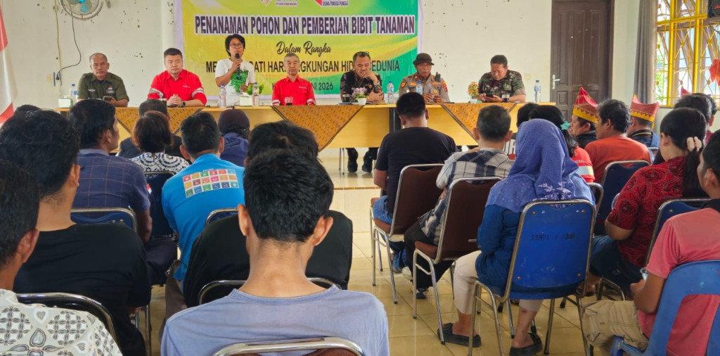 Sambut World Environment Day, PT DPM Serahkan Bibit Kopi dan Kemiri ke Petani