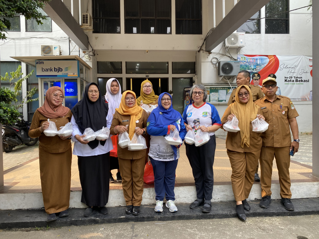 Selasa Ceria, Kecamatan Bekasi Timur Sebar 20 Porsi Makan Siang ke Warga