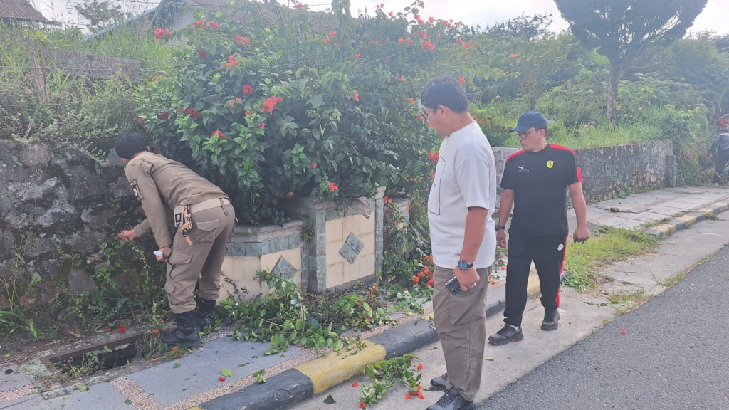Semangat Gotong Royong, Bupati Taput Giat Kerja Bakti Bersama ASN