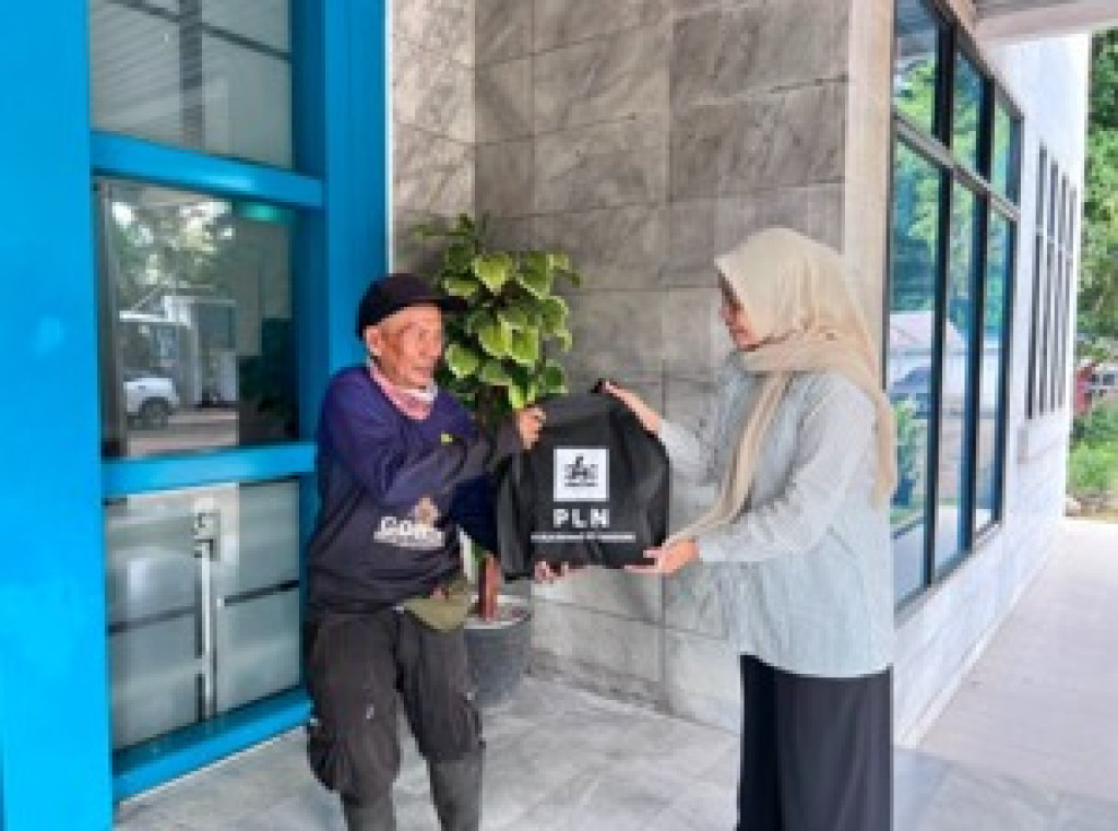 Semangat Iduladha, PLN Bandung Berbagi Kebahagiaan dengan Petugas Kebersihan Kota