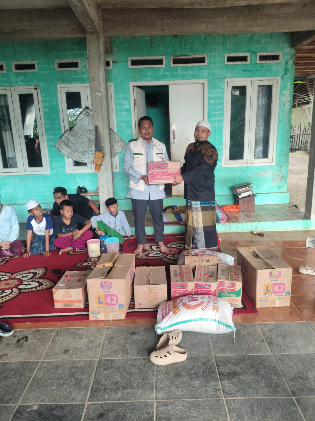 Semarak Muharam 1448 H, PLN UP3 Purwakarta Salurkan Bantuan untuk Pesantren Haur Koneng