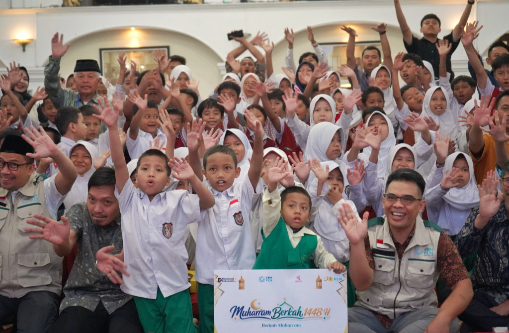 Senyum Muharram, YBM PLN UID Jabar Salurkan Bantuan Pendidikan bagi 100 Anak Yatim Dhuafa