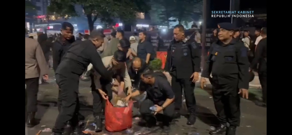Seskab Teddy Unggah Video Bersih-Bersih Pascaaksi, Pastikan Fasilitas Publik Siap Kembali Dipakai Warga