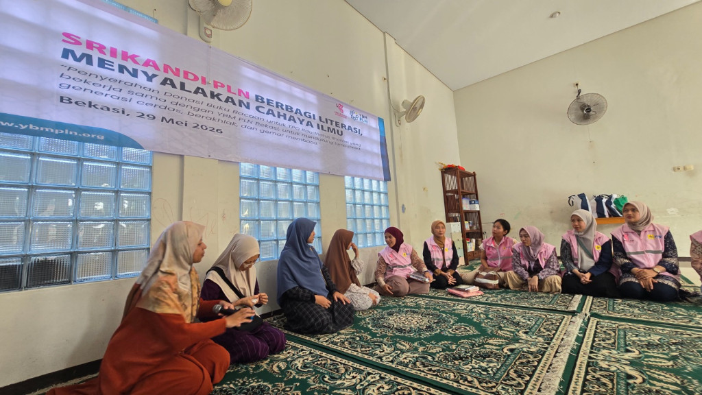 Srikandi PLN Bekasi dan YBM PLN Salurkan Al-Qur’an dan Buku Bacaan untuk Santri TPQ Raudhatus Sholihat