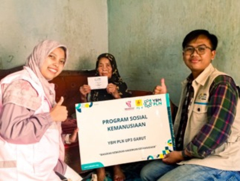 Srikandi PLN dan YBM PLN Tebar Kepedulian untuk Guru Mengaji dan Lansia di Garut