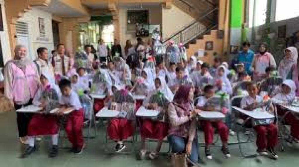 Srikandi PLN UP3 Cirebon Peduli Salurkan Bantuan Pendidikan untuk Siswa SLB Mekar Akirra