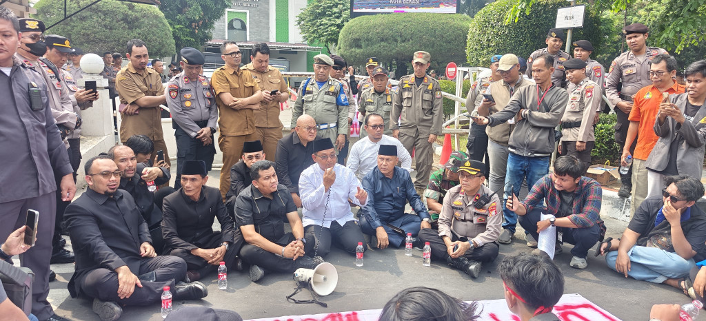 Terima Pendemo, Ketua DPRD Kota Bekasi Siap Kawal Aspirasi Mahasiswa