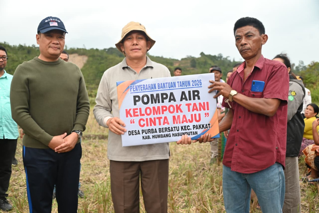 Tidak Tanggung Tangung, Bupati Humbahas Serahkan Pompa Air di Tengah Persawahan Warga
