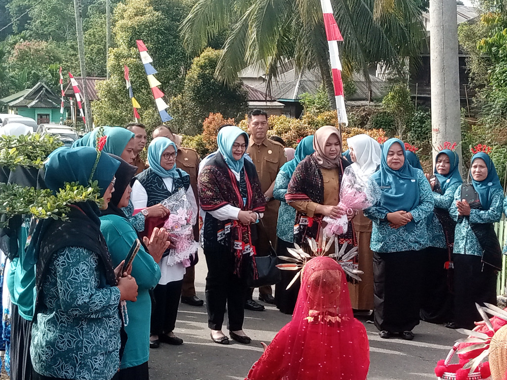 Tim Monitoring PKK Sumut, Monitoring UP2K Desa Sibanggor Tonga di Puncak Sorik Marapi