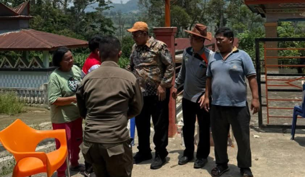 Tinjau Jalan Rusak di Gunung Sitember, Bupati Dairi: Perbaikan Segera Direalisasikan