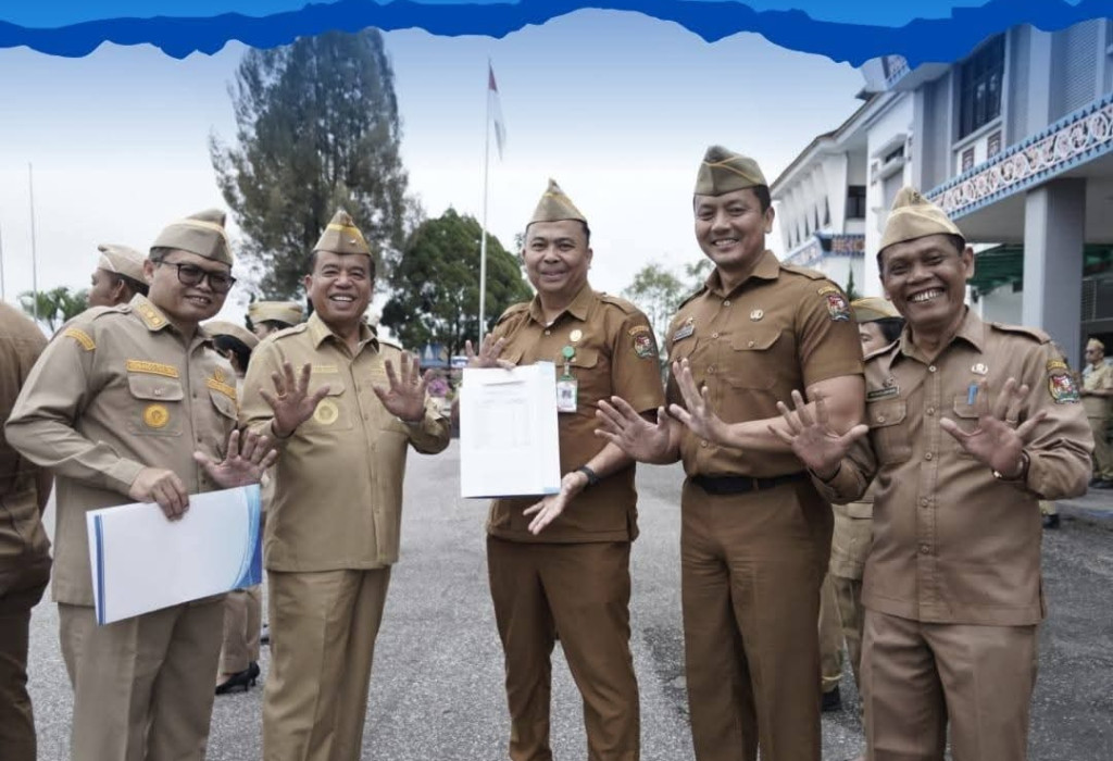 Usai Upacara Gabungan, Camat Se Kabupaten Karo Terima  SPPT dan DHKP PBB 2026,Optimalkan Pemungutan Pajak Diwilayah Kerja Masing-Masing.