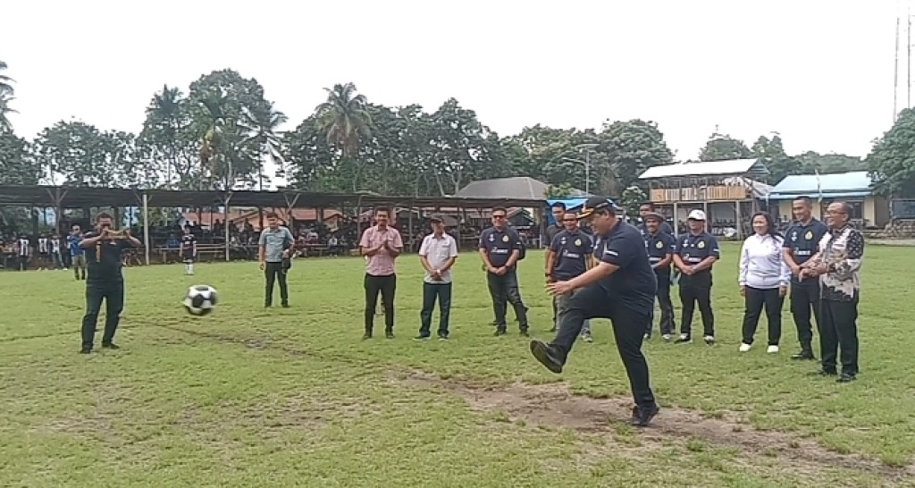 Vandiko Gultom lakukan Tendangan Pertama Tanda di Mulainya Turnamen Sepak Bola Piala Bupati Samosir U-17