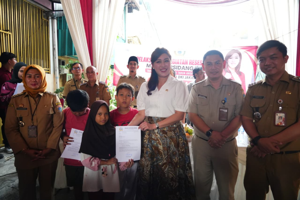 Wali Kota Jakbar Perkenalkan Buku Pintar Tentang Pilah Sampah