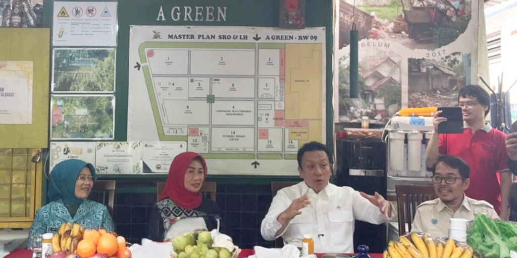Wamen LH Puji Pengelolaan Sampah Berbasis Warga di RW 09 Meruya Utara