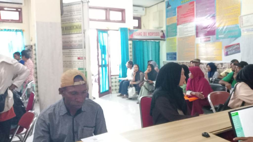 Warga Padati Disdukcapil Fakfak Urus Dokumen Kependudukan, Layanan Berjalan Tertib