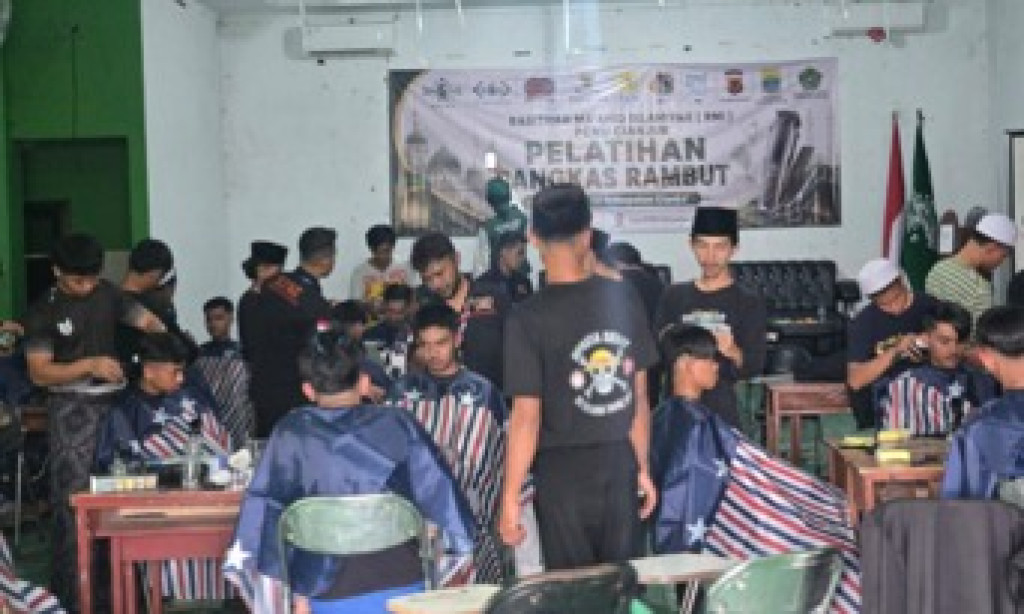 YBM PLN Cianjur dan PCNU Dukung Kemandirian Ekonomi Santri Lewat Pelatihan Barber