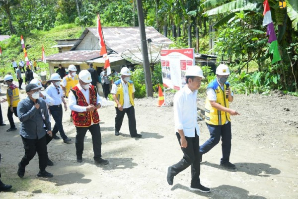 Didampingi Menteri PUPR, Jokowi Tinjau Peningkatan Konektivitas Jalan di Pulau Nias