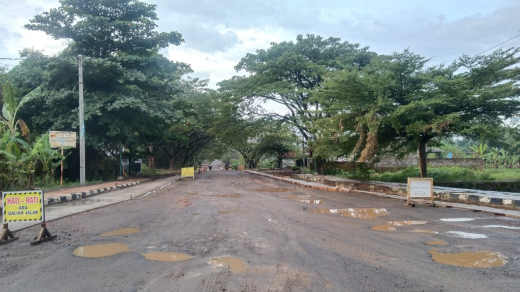 Dikeluhkan Warga, Jalan Rusak dan Berlubang di Lingkar Utara Baribis Majalengka Akhirnya Diperbaiki