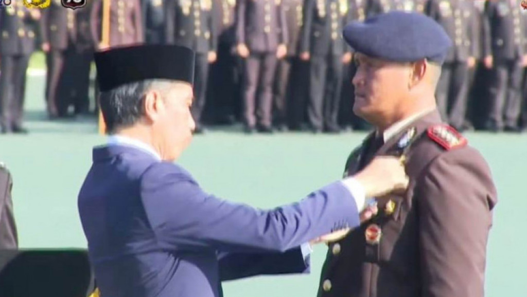 Iptu Ananias Waimbo Terima Penghargaan Bintang Bhayangkara Nararya