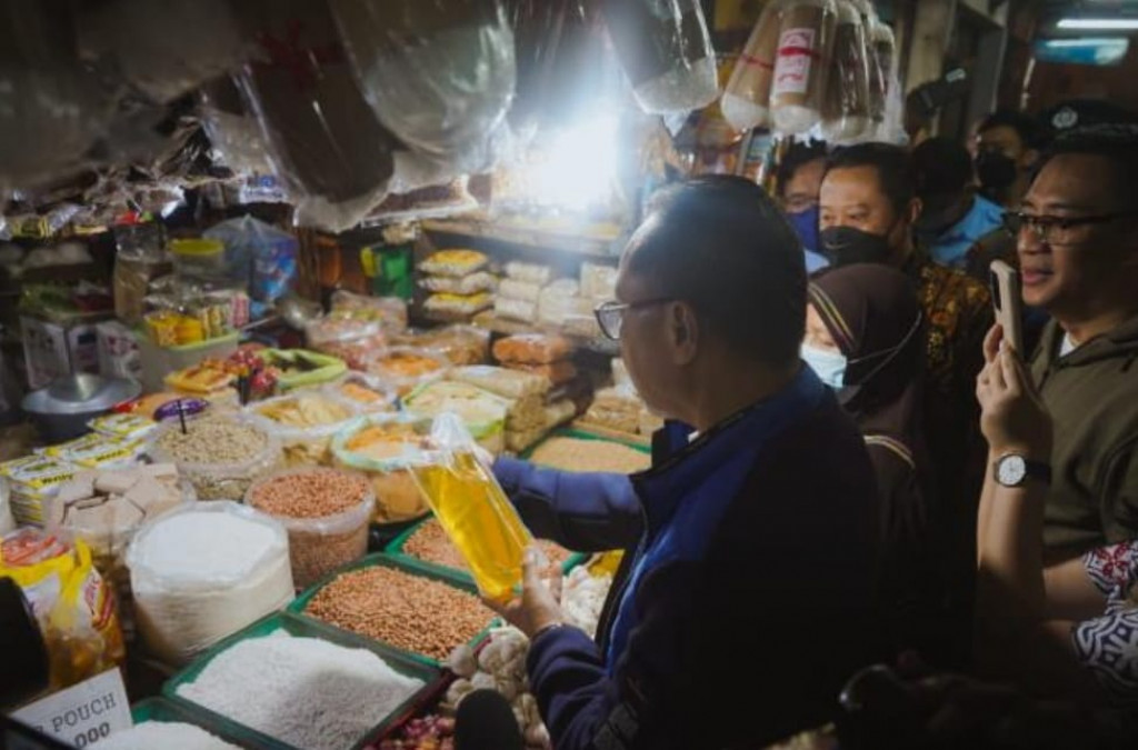 Mendag Pantau Stok dan Harga Bapok di Surabaya