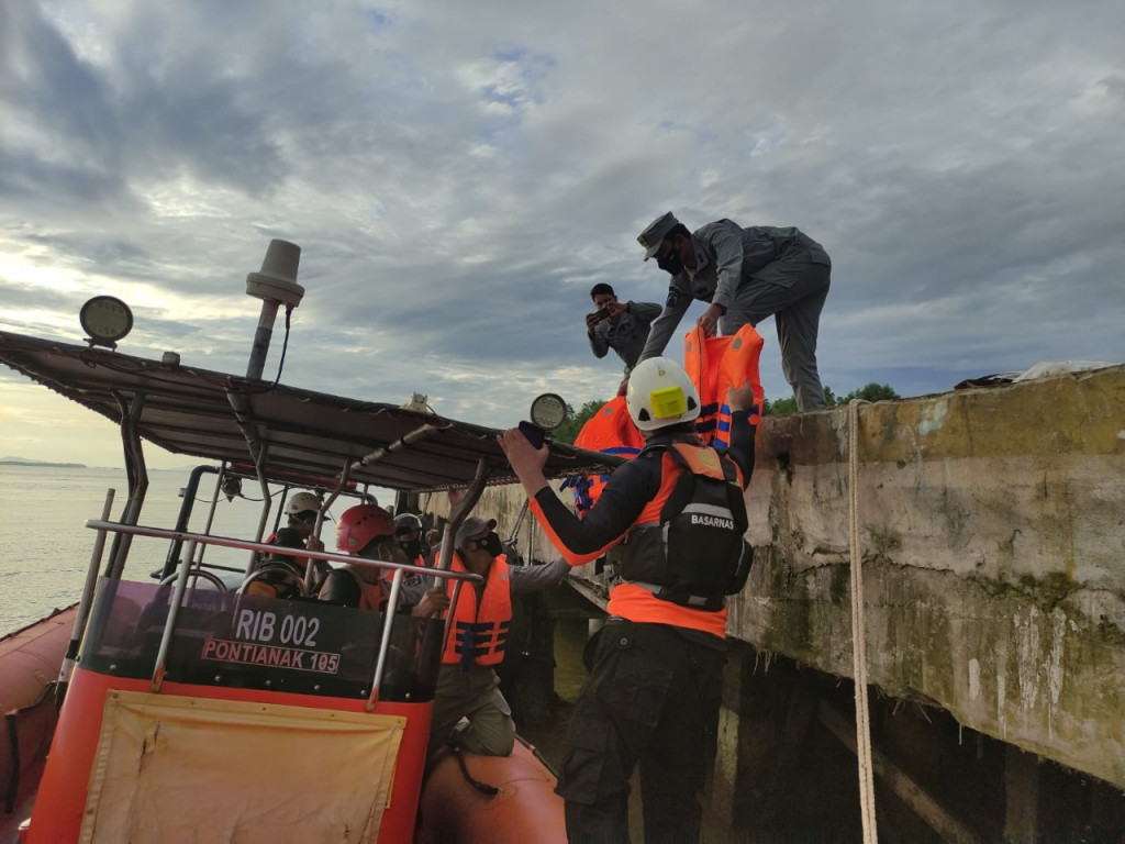 PKKL Sambas Bakamla RI Evakuasi Korban Kapal Tenggelam
