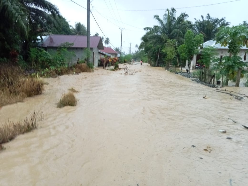 Banjir Menerjang Sejumlah Desa di Kabupaten Donggala Sulteng Ratusan Warga Terdampak Satu Orang Dilaporkan Hilang.