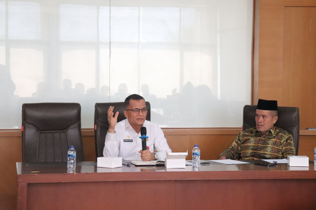Bupati Paluta Pimpinan Rapat Kepulangan Jemaah Haji, yang diwakili Asisten 1 Sarifuddin Harahap