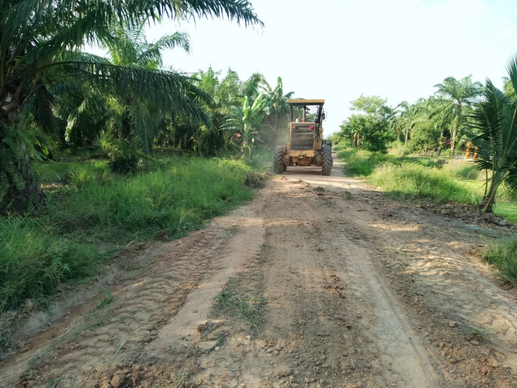 PT Gunung Mas Raya Bantu Perbaikan Jalan di Teluk Pulau Hilir Riau