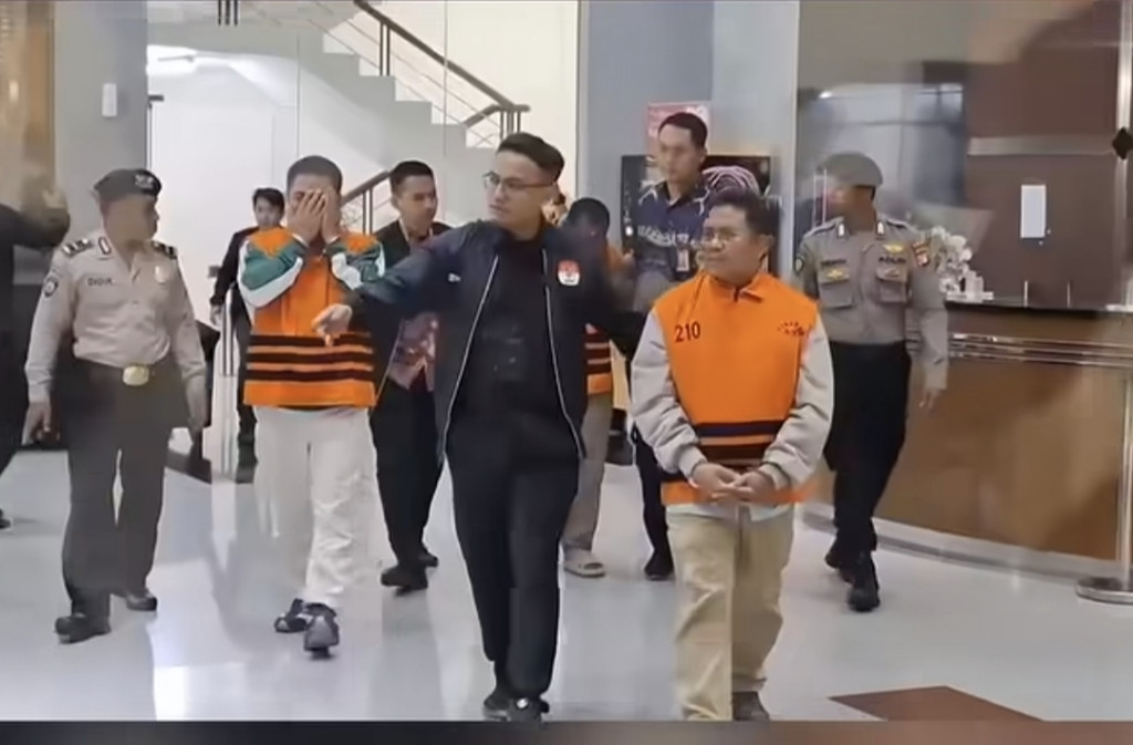 KPK Tetapkan Bupati Lombok Barat Tersangka, Digiring Pakai Rompi Oranye Tangan Terborgol