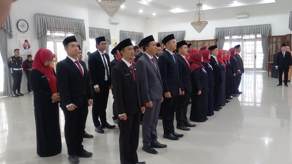 37 ASN Dilantik dan Diambil Sumpah Jabatan Fungsional, Wabup Sumedang Tekankan Integritas dan Pelayanan Prima