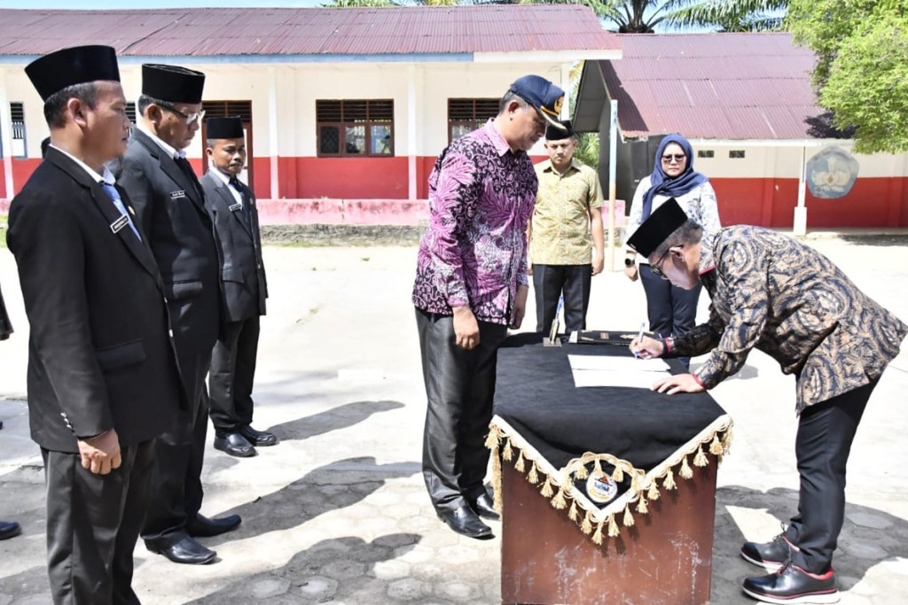 71 Kepala Sekolah Dilantik, Bupati Tapteng Tekankan Inovasi dan Pengelolaan Dana BOS