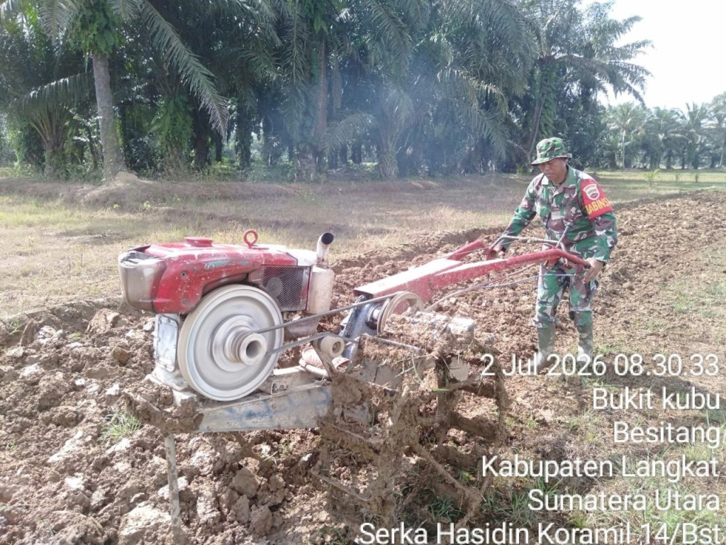 Babinsa Koramil 14/Besitang Bantu Petani Jetor Sawah, Dukung Ketahanan Pangan