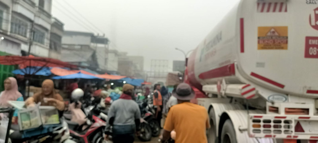 Badan Jalan Lintas Riau-Sumut Depan Pajak Lama Bagan Batu Diserobot parkir, Pengguna Jalan Terancam Bahaya