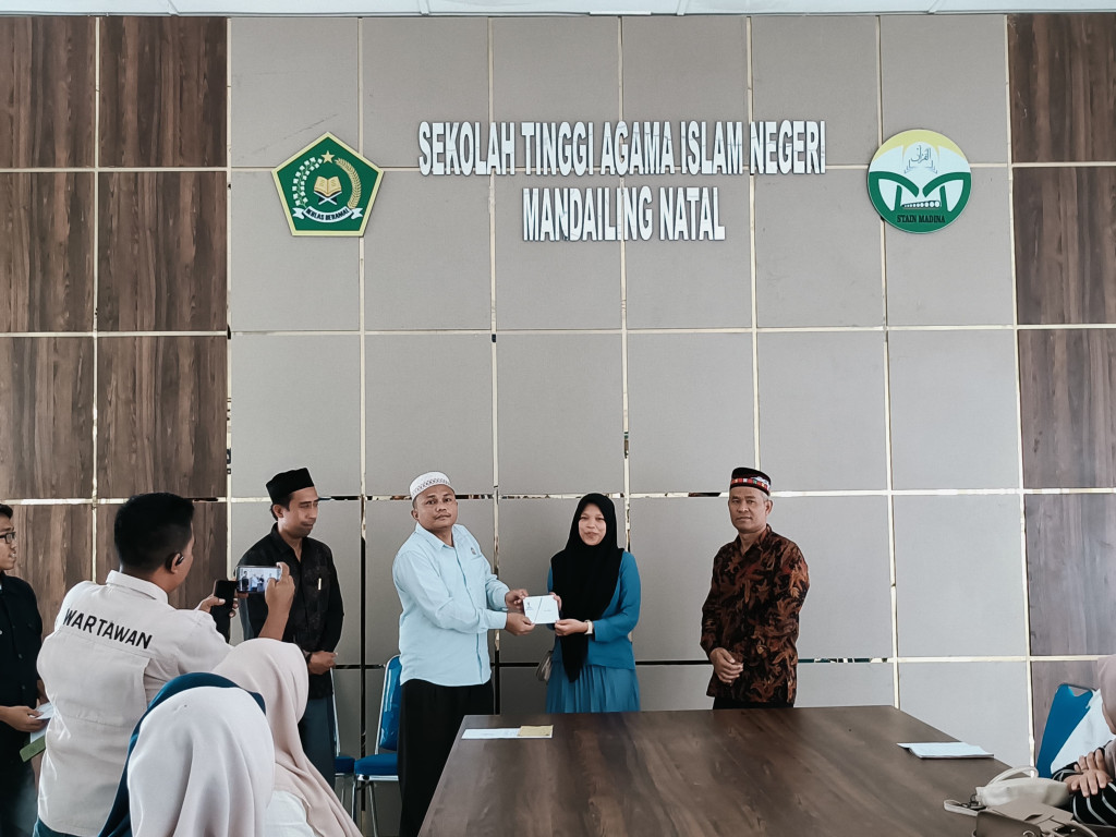 BAZNAS Madina Dorong Pendidikan Berkualitas, 11 Mahasiswa STAIN Terima Bantuan Madina Cerdas