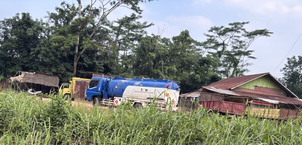Berkedok Rumah Makan, Ternyata Gudang Penampungan BBM Subsidi Hasil Langsiran di Kota Jambi,  Warga: Yang Punya Polisi Pak